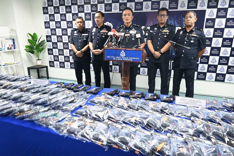 警方展示及宣布取缔软气枪成果。
