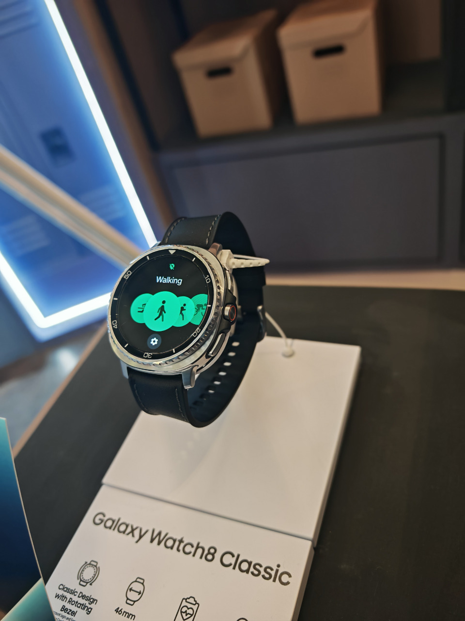 Galaxy Watch8 Classic手表配备1.34寸Super AMOLED屏幕，内建445mAh电池。
