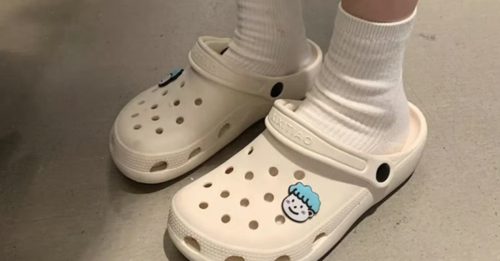 女子爱穿洞洞鞋 确诊足底筋膜炎