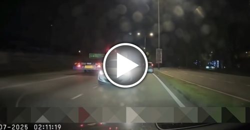 轿车误入逆向车道 迎面撞马赛迪 2司机无碍