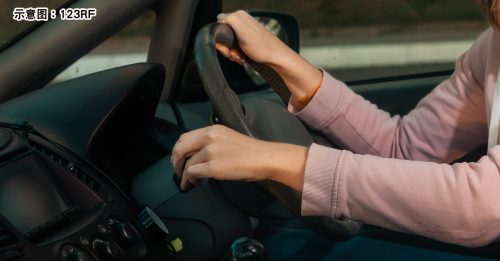 妇女开车半路Laosai  却遇塞车、红灯、警拦路