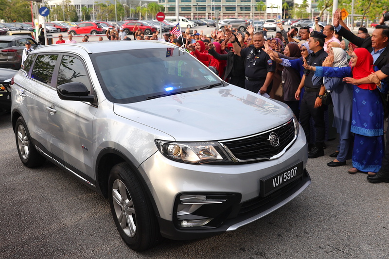 纳吉在监狱局官员的押送下，乘坐宝腾运动型休旅车“X70”抵达司法宫。
