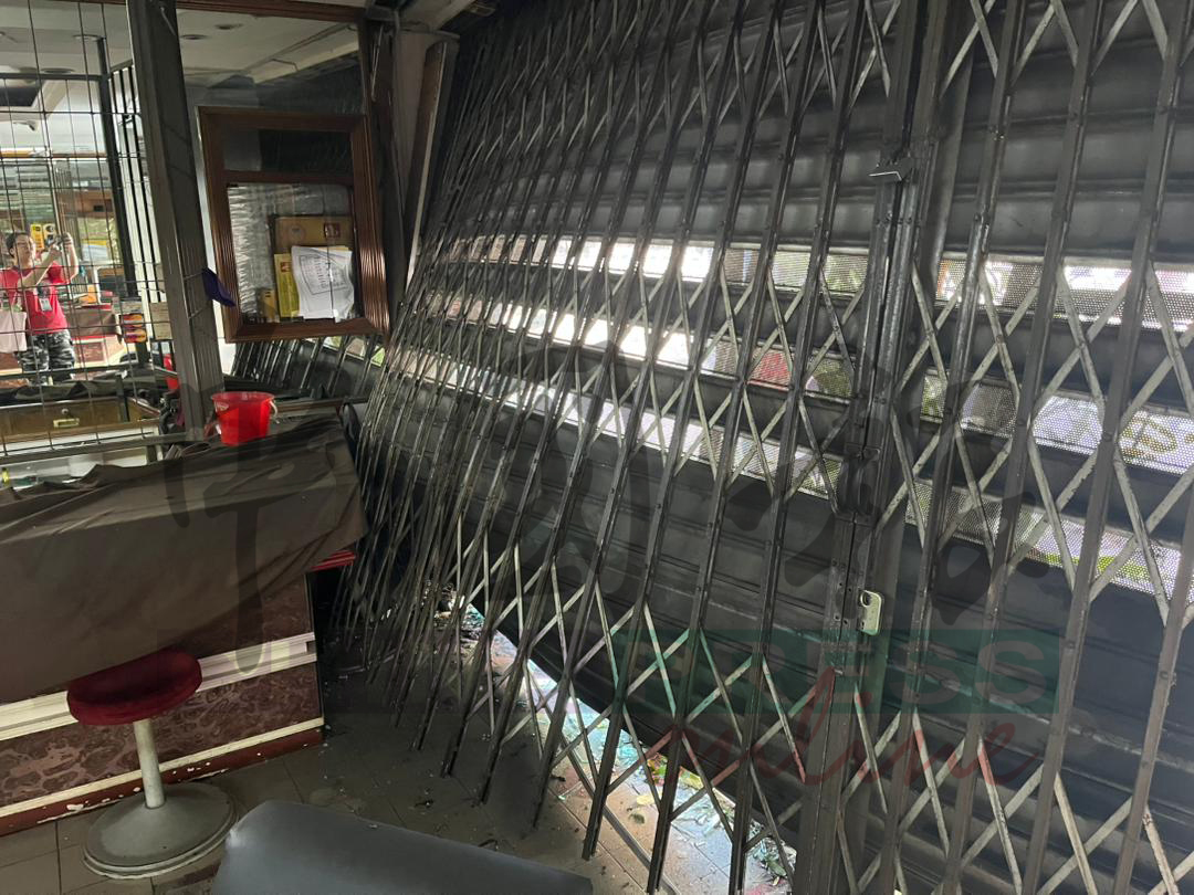 金店的门闸及结构严重受损。