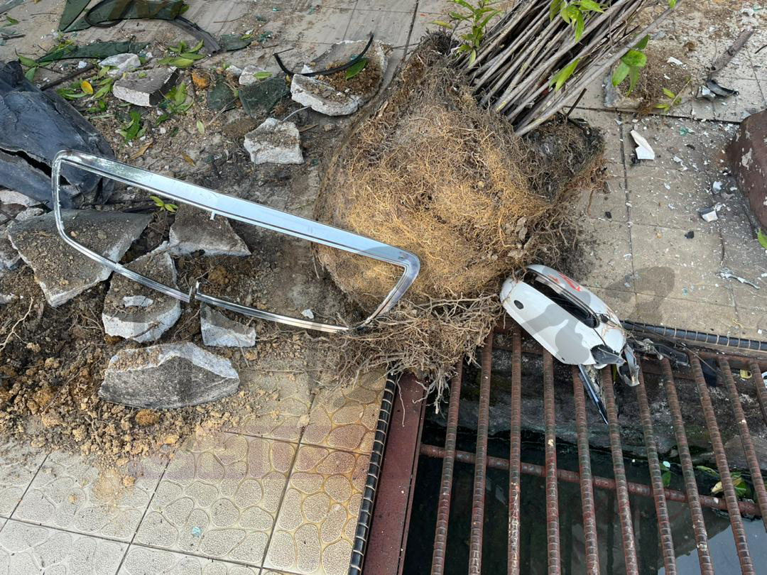 肇祸司机轿车的车前框子，及车旁镜脱落掉在地上。