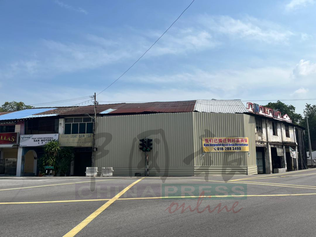 两周前同样位于北海老桥路口的红绿灯交界处，才发生有车撞2间老店屋案，目前该事发地点已正在进行修复工程。