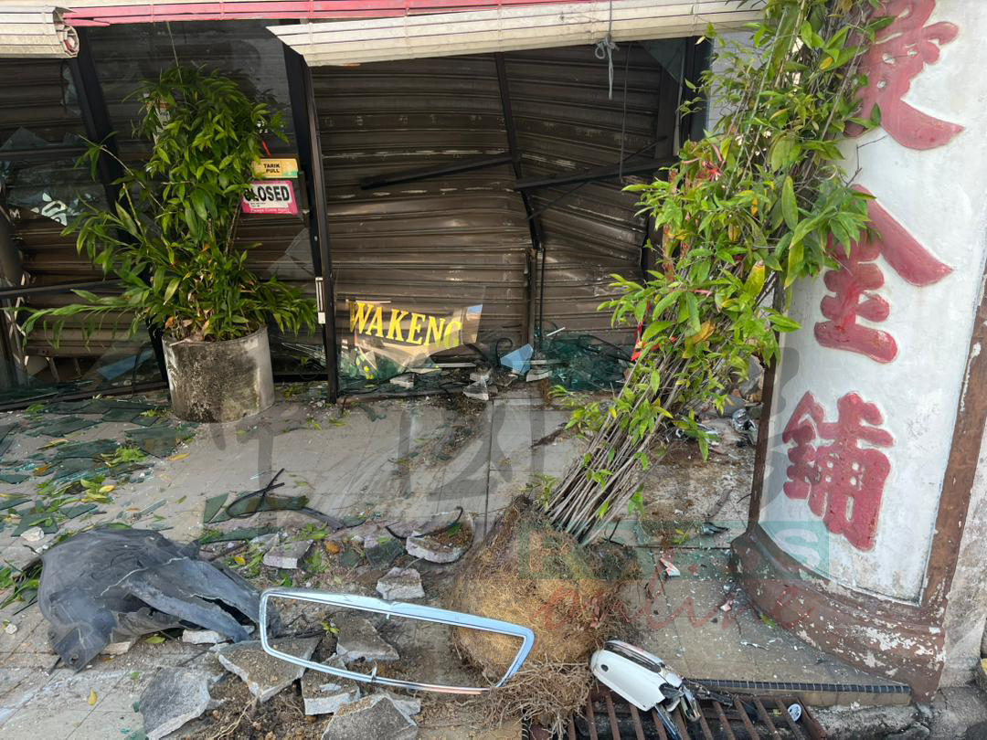 店门不仅被撞毁，玻璃碎片也掉满地，现场凌乱不堪。