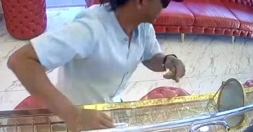 男子扮顾客劫金店 拿着金饰逃 头盔也掉了