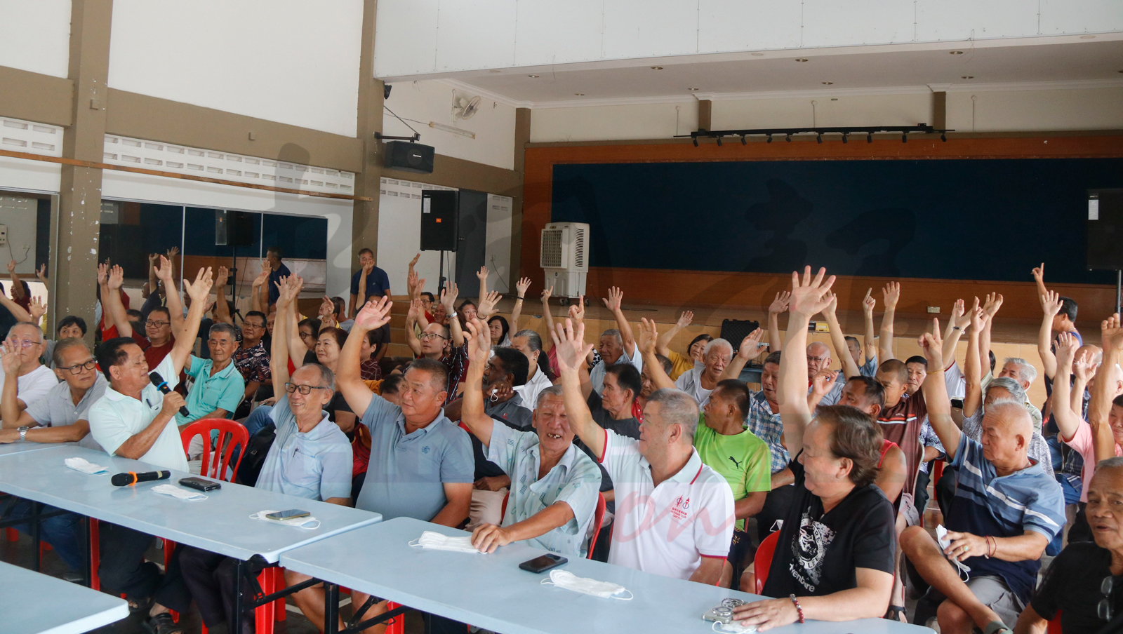 在李光兴号召下，近60名来自森州各县支部现身记者会，集体抗议外州人出任森州上议员。