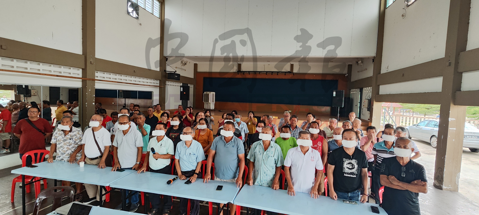 近60名现身记者会党基层戴上卫生棉口罩，暗喻森行动党州委会面对不公不敢发声，不如戴上既私密又吸收力强的口罩保持缄默，前左4是李光兴。