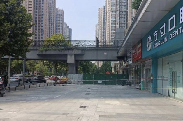 警方封锁事发地点展开调查。