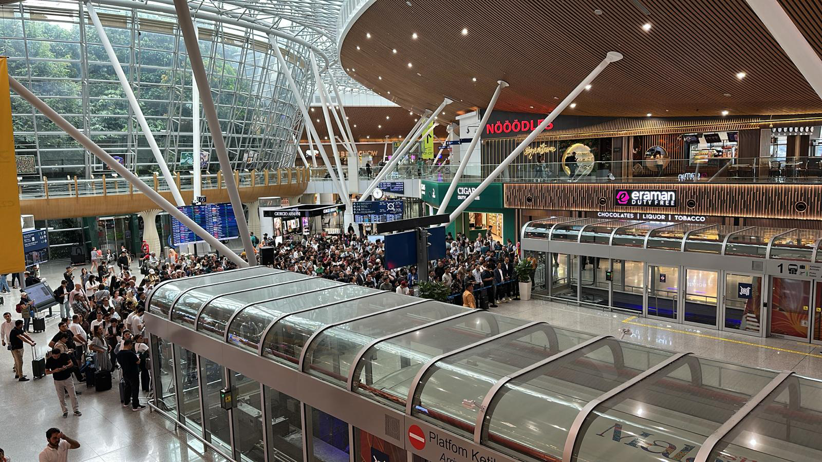 张先生分享乘客等候在单轨列车外的情况。