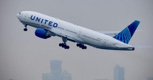 客机起飞后引擎故障 飞行员急发求救信号