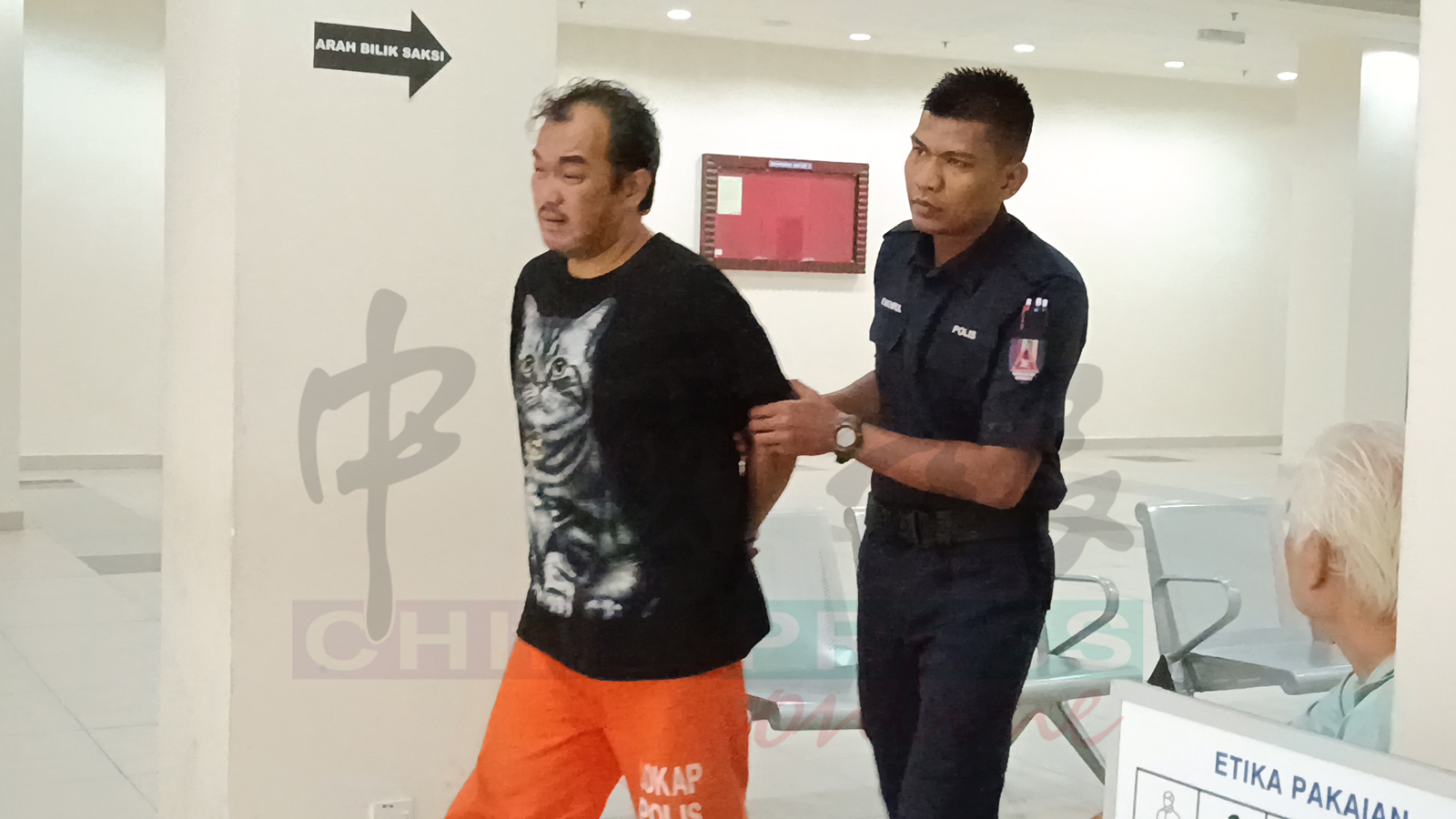 被告吴世龙(左)被判入狱5年另加1下鞭笞。