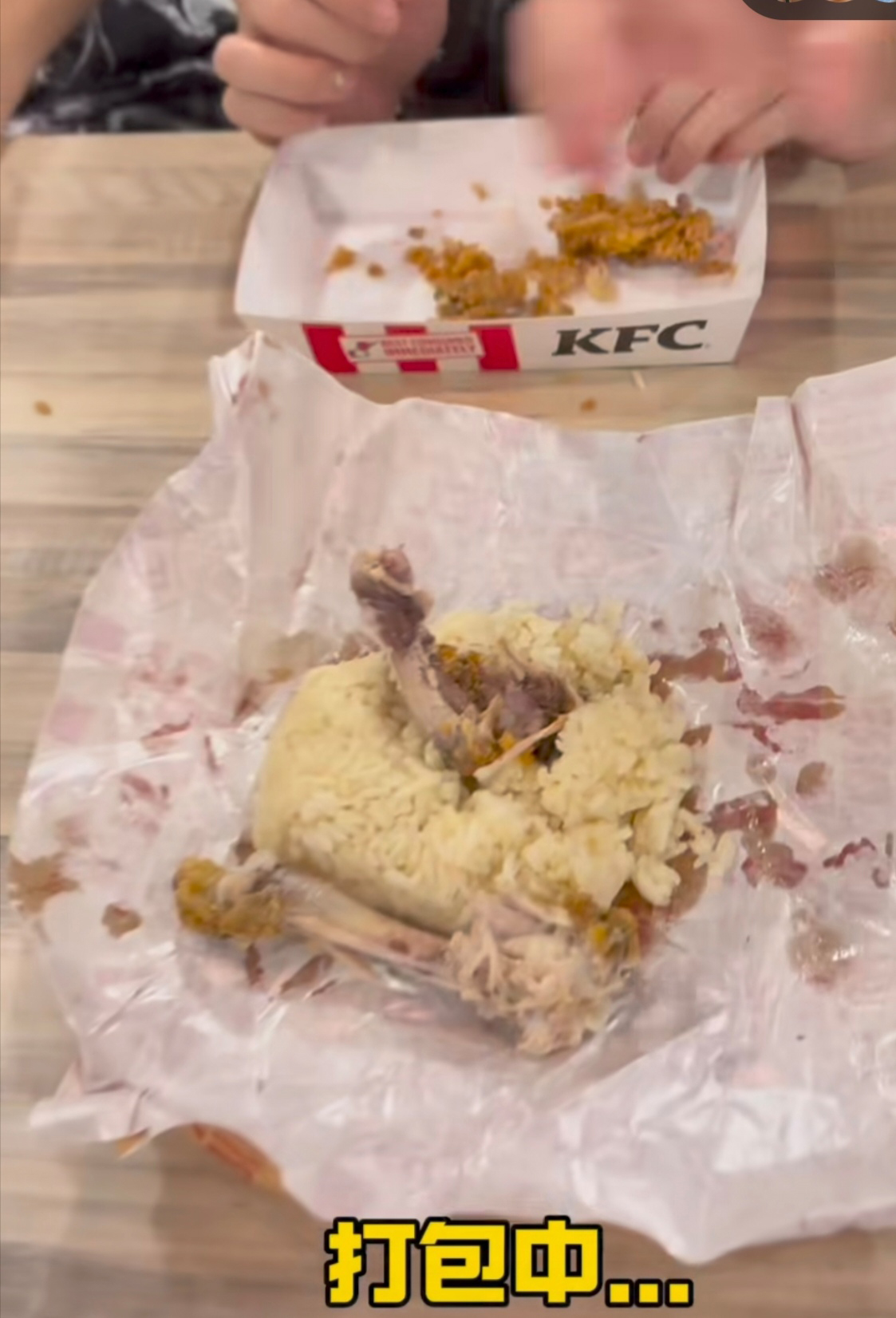 3名华裔网红声称要做善事，却把鸡骨头塞进鸡饭中掩人耳目。