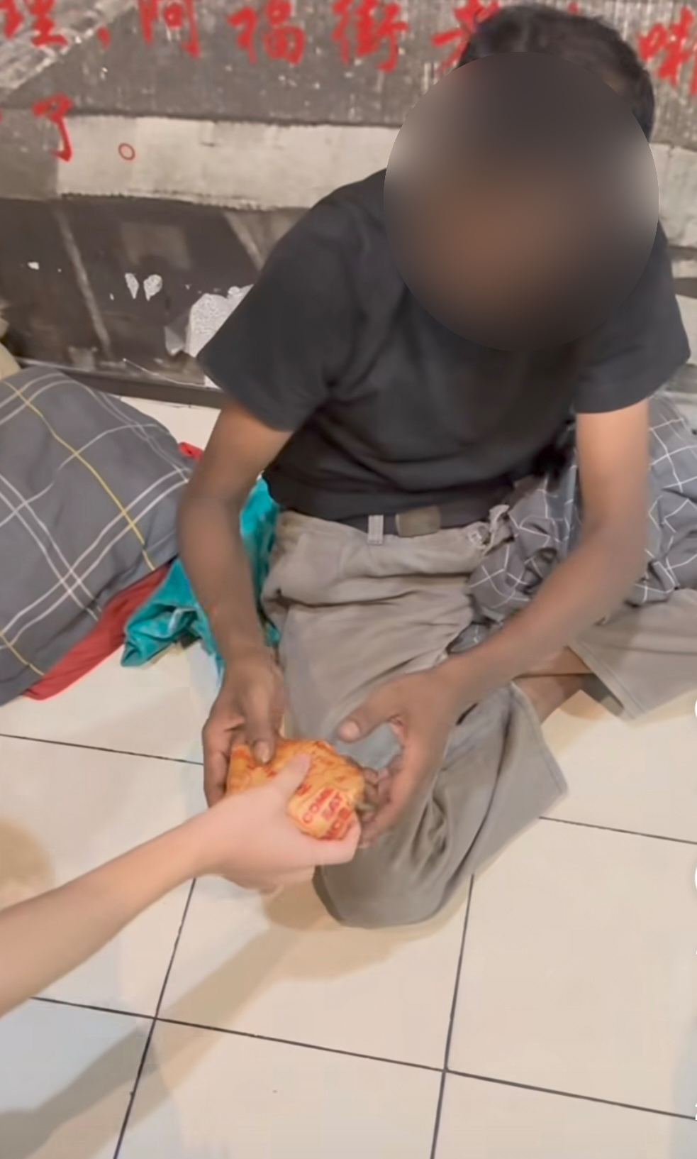 3名华裔网红把看似包装完整，实则装有剩骨头的鸡饭交给流浪汉。