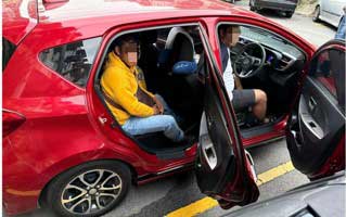 出尽法宝 偷渡来马 后车厢竟藏这么多人！