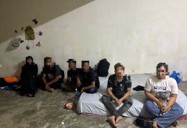 出尽法宝 偷渡来马 后车厢竟藏这么多人！