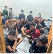 出尽法宝 偷渡来马 后车厢竟藏这么多人！