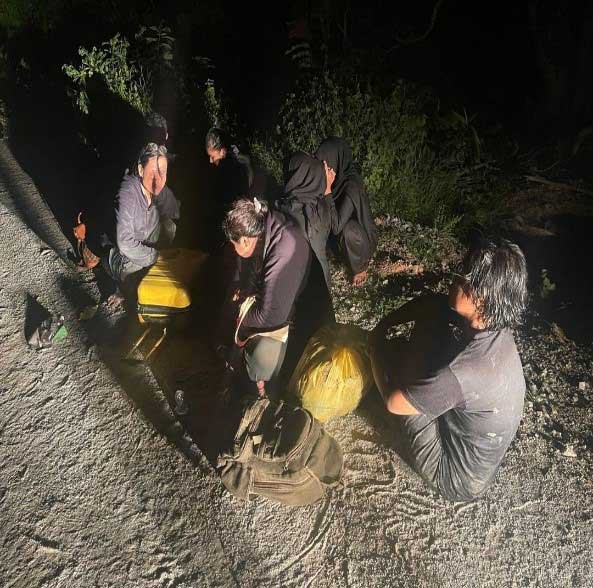 出尽法宝 偷渡来马 后车厢竟藏这么多人！