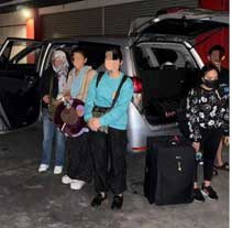 出尽法宝 偷渡来马 后车厢竟藏这么多人！