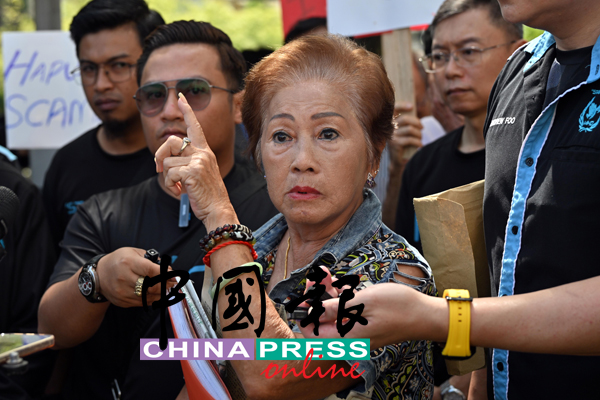 何保诸怒斥骗子行为，直言：“人在做天在看。”