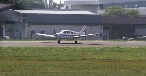 训练飞机降落时滑出跑道 一度被误传飞机失事