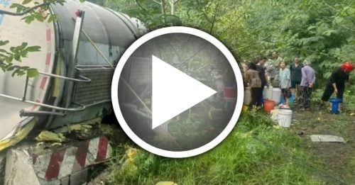 四川运油车翻侧 司机让村民 取桶接菜籽油