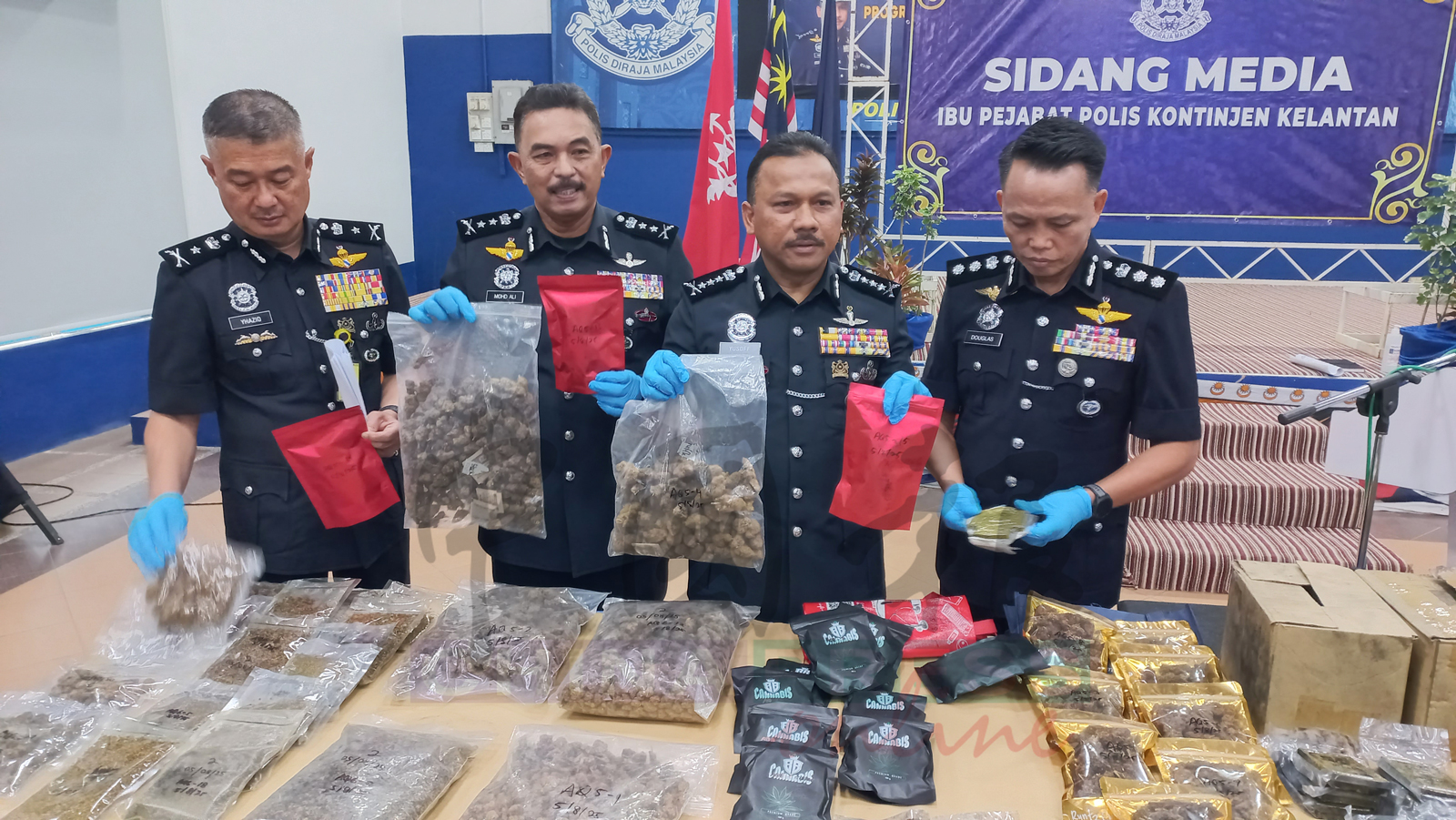 莫哈末尤索夫(右2)及官员展示起获的大麻。