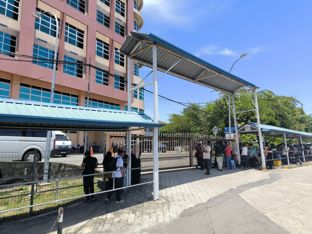 逾50名民众及媒体聚集在医院，时刻关注验尸最新进展。