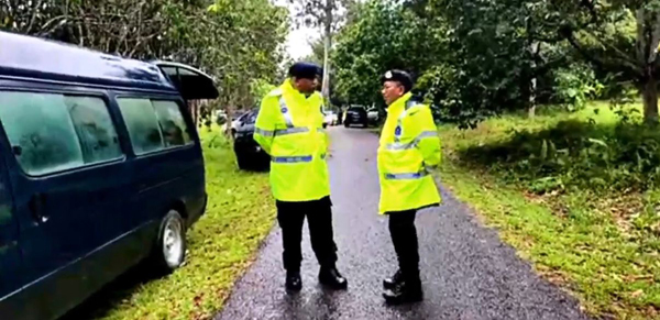 警方派员到坟场驻守，以确保顺利进行开棺挖掘尸体工作。