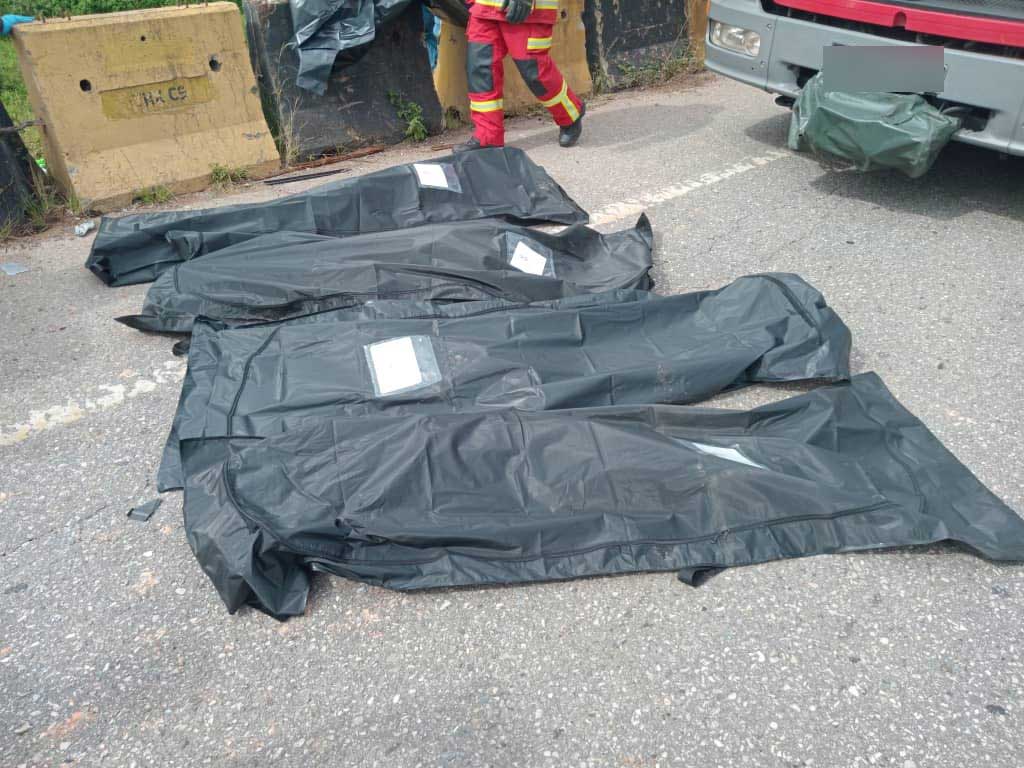 轿车4名乘客先后在现场过世。