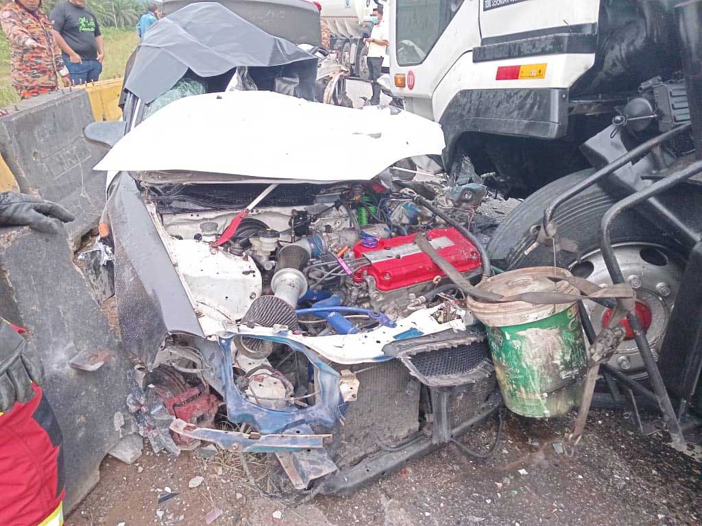 涉及事故的轿车严重损毁。