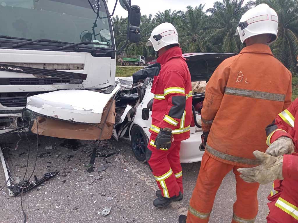 话望生消救员赶到现场展开救援工作。