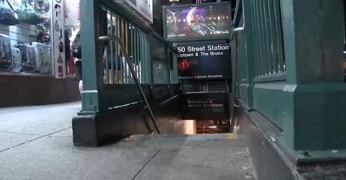 亚裔男搭地铁 莫名遭推落轨