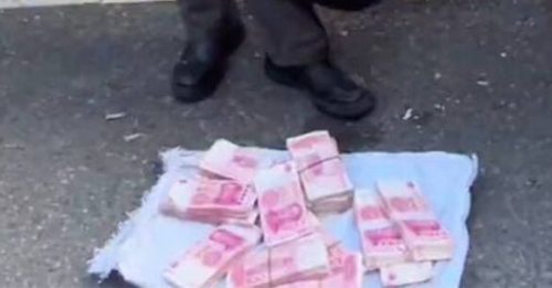 菜市场摆摊送20万现金 全是真钱！但没人敢拿！