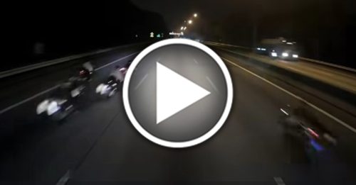 飙速、趴车、张手！摩哆党扮超人 网看傻：找死吗？