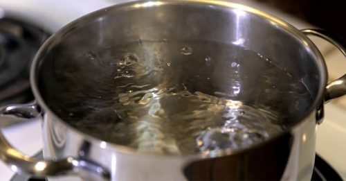 模仿热水挑战致弟重伤 12岁童被逮控严重攻击