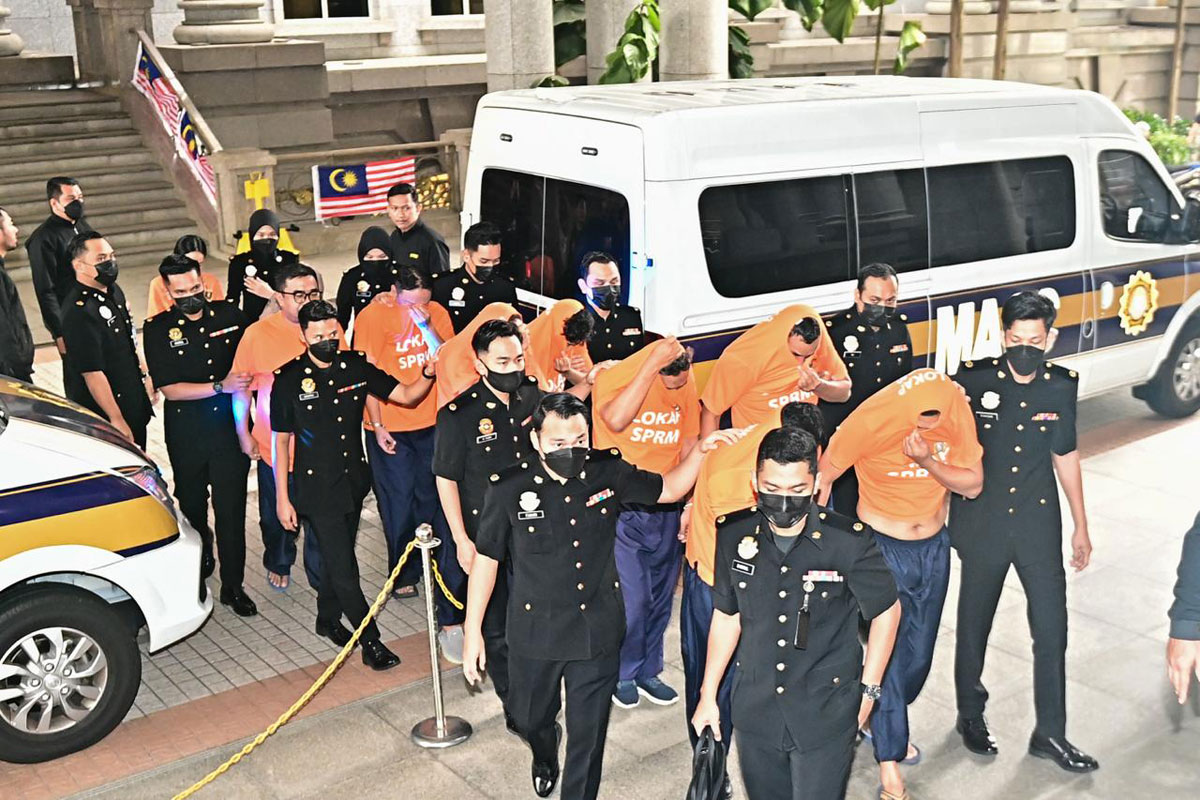 嫌犯们被押往布城推事庭申请延扣。