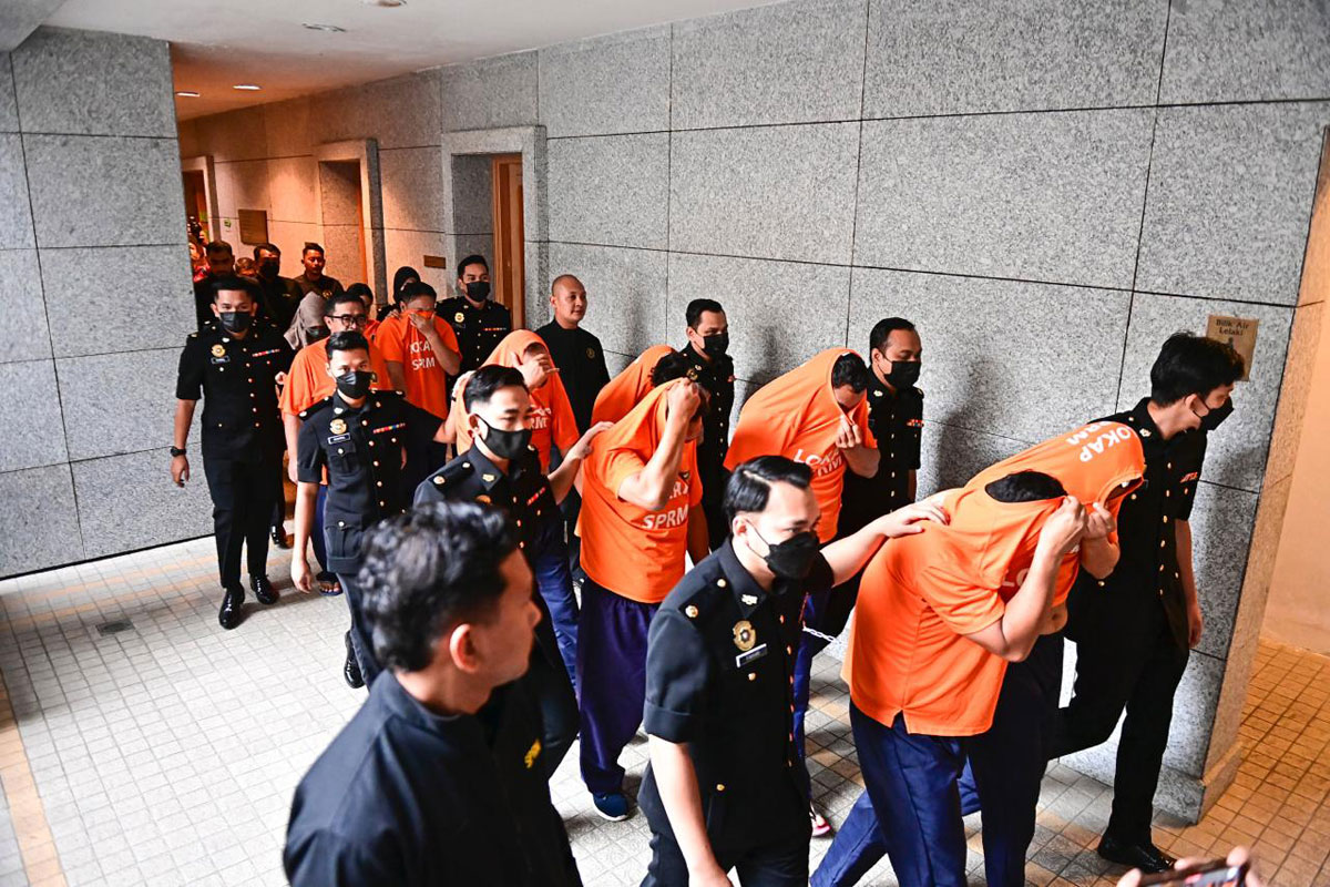 嫌犯们被押往布城推事庭申请延扣。