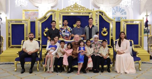 元首伉俪返新山 与家人庆元首后华诞