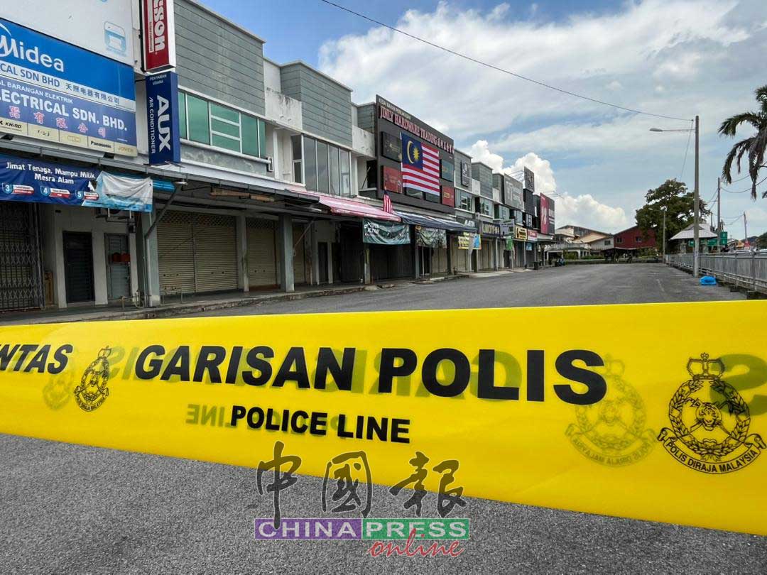 五金店国旗短暂倒挂｜警全面封锁店前道路 避免集会人潮进入