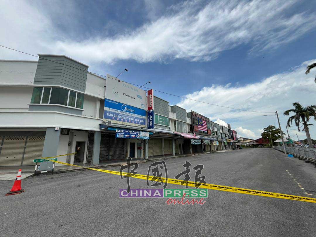 五金店国旗短暂倒挂｜警全面封锁店前道路 避免集会人潮进入