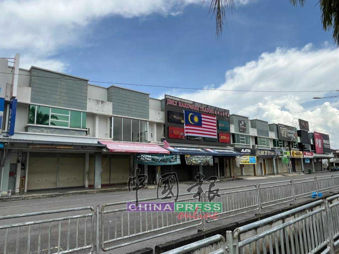 五金店国旗短暂倒挂｜警全面封锁店前道路 避免集会人潮进入