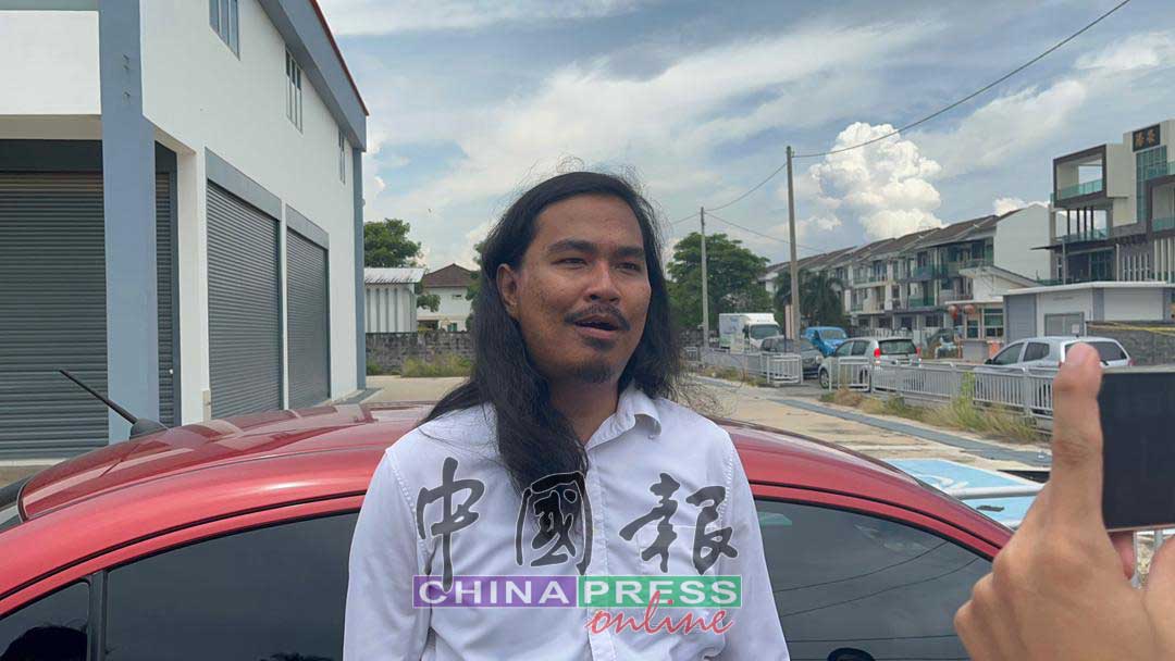 五金店国旗短暂倒挂｜警全面封锁店前道路 避免集会人潮进入