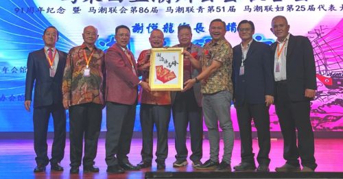 将对国家的爱心献出来 黄思汉呼吁：敢敢把国旗挂出来