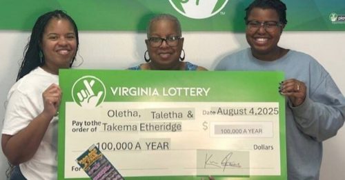 女子相隔40年又中奖 这次刮中420万