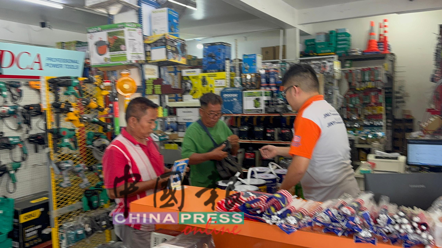 五金店周五早重新营业后，不少民众前来消费。