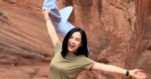 54岁朱茵“峰”采依旧 网叹：地心吸力输了