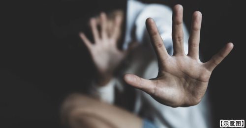 不满在学校造谣 2女中学生大打出手