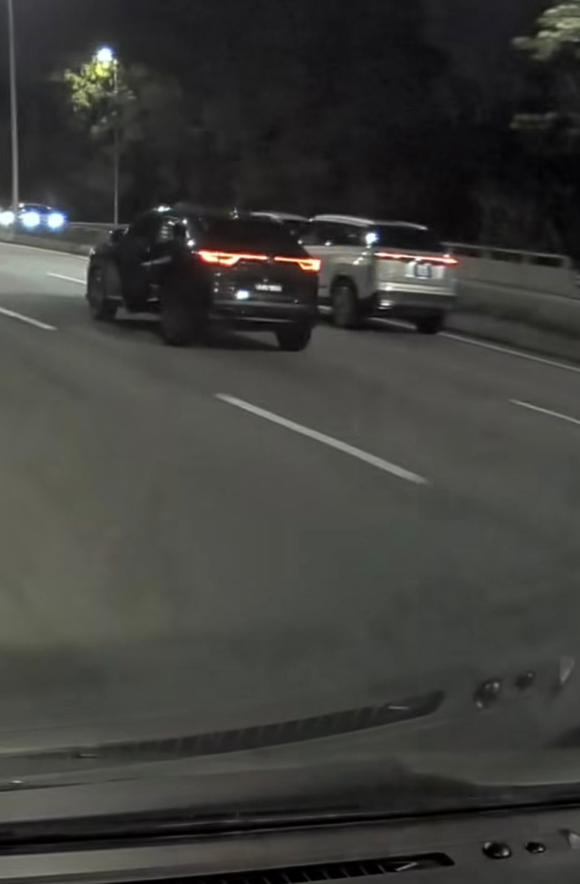 女子从黑色运动型休旅车跳车。